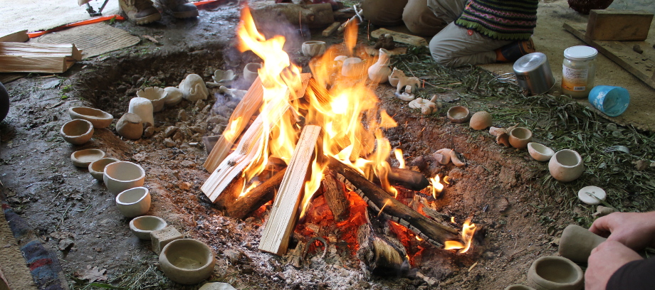 Töpfern am Lagerfeuer